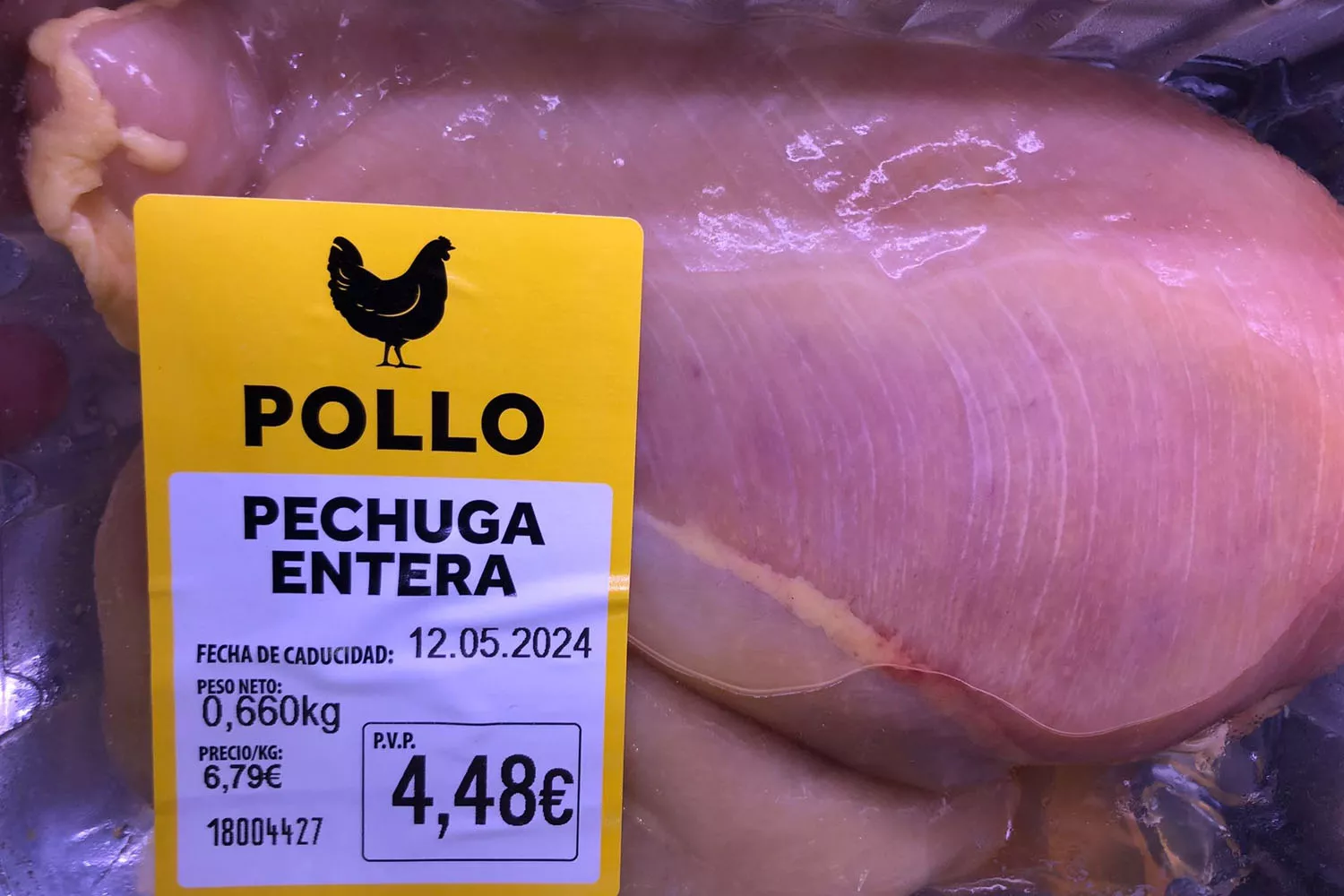 Una bandeja de pechaga de pollo de Lidl con estrías blancas TEO CAMINO
