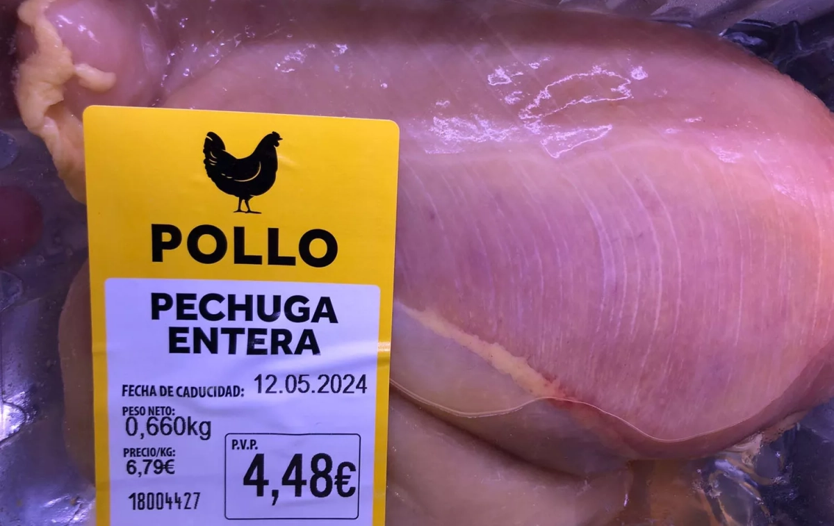 Una bandeja de pechuga de pollo de Lidl con estrías blancas / TEO CAMINO Una bandeja de pechuga de pollo de Lidl con estrías blancas / TEO CAMINO