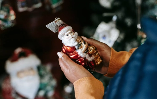 Una persona sostiene una figura de chocolate en Navidad/ PEXELS Una persona sostiene una figura de chocolate en Navidad/ PEXELS
