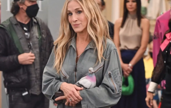 Sarah Jessica Parker con el bolso paloma de JW Anderson/ PH James Devaney Sarah Jessica Parker con el bolso paloma de JW Anderson/ PH James Devaney