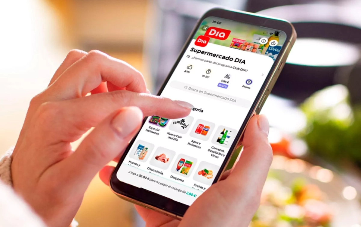 Una persona realiza una compra a través de la app de Dia / DIA Una persona realiza una compra a través de la app de Dia / DIA