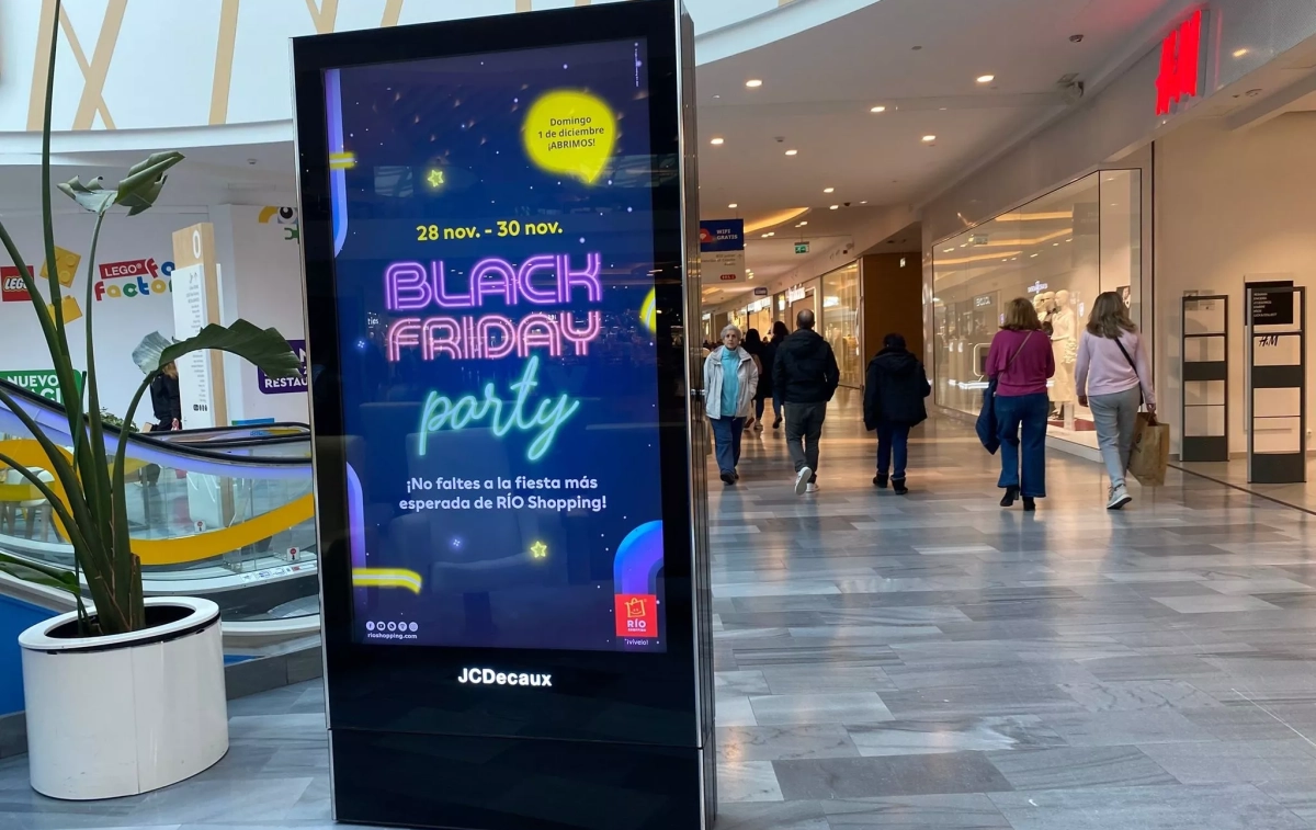 Un cartel anuncia ofertas de Black Friday en un centro comercial / EP - RÍO SHOPPING Un cartel anuncia ofertas de Black Friday en un centro comercial / EP - RÍO SHOPPING