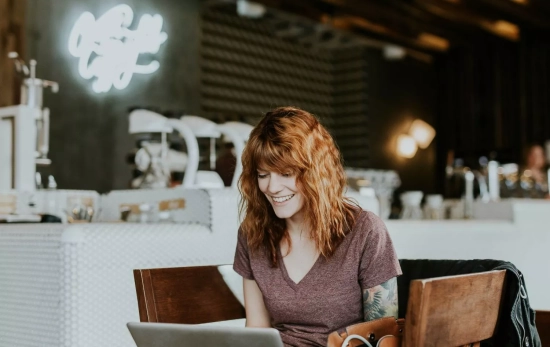 Una consumidora hace una compra online / UNSPLASH Una consumidora hace una compra online / UNSPLASH