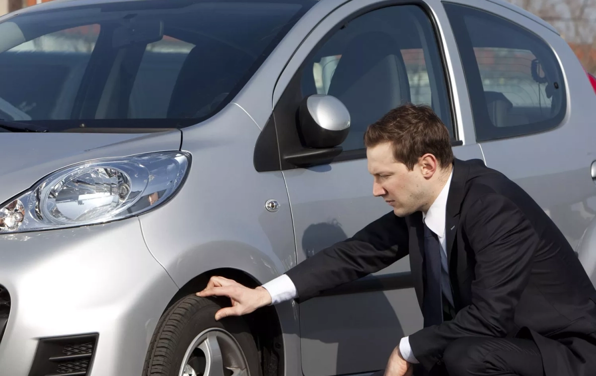 Una persona revisa un coche / ARVAL - EP Una persona revisa un coche / ARVAL - EP