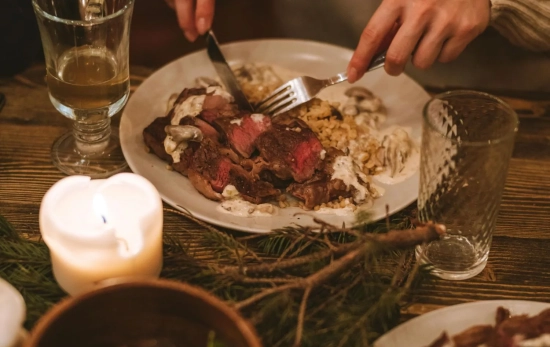 La carne roja es uno de los alimentos que tiene prohibido Antonio Banderas/ PEXELS La carne roja es uno de los alimentos que tiene prohibido Antonio Banderas/ PEXELS