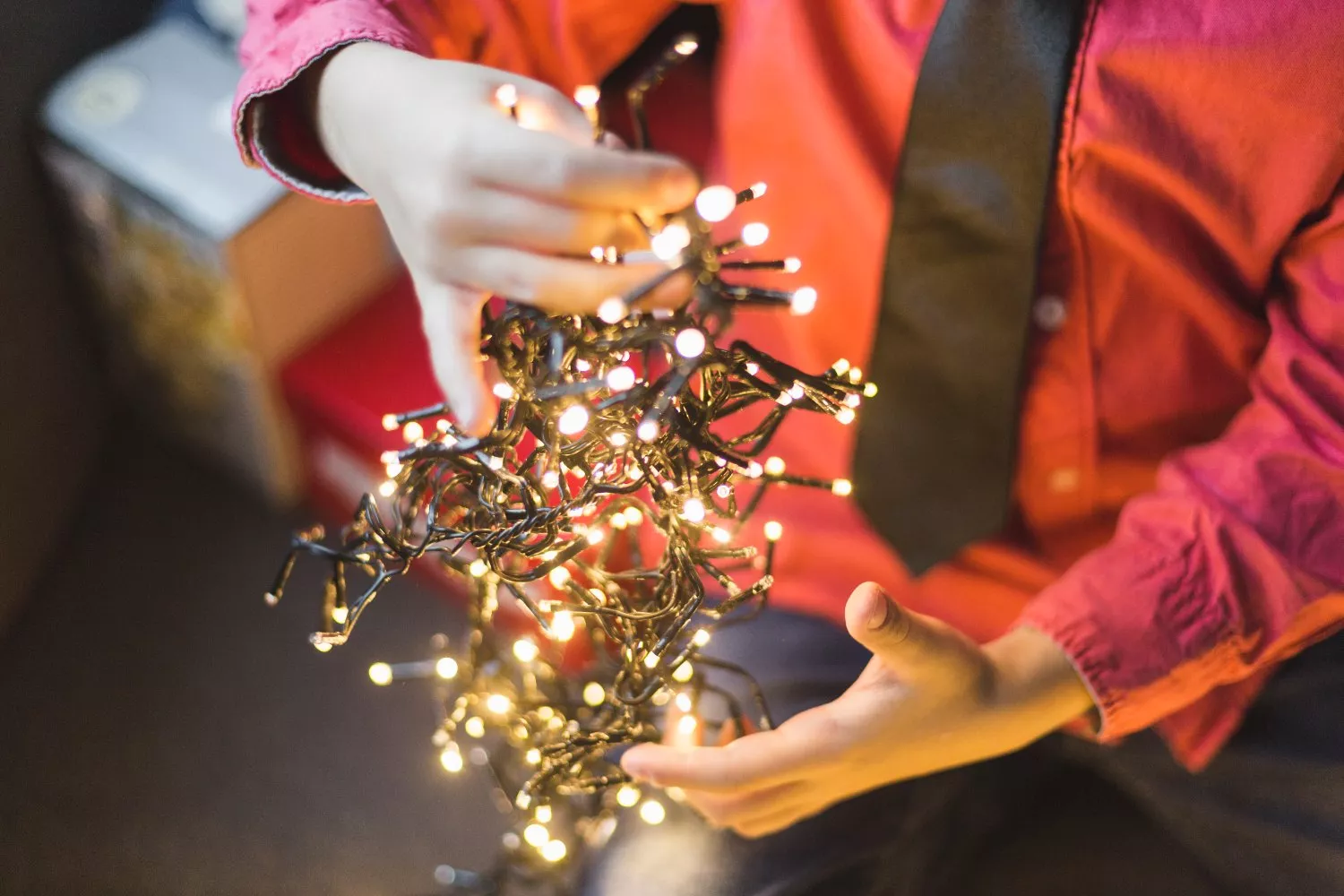 Una persona colocando las luces de Navidad a la hora más barata de la luz / FREEPIK