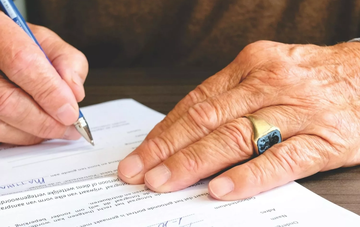 Una persona firma un documento / PEXELS Una persona firma un documento / PEXELS