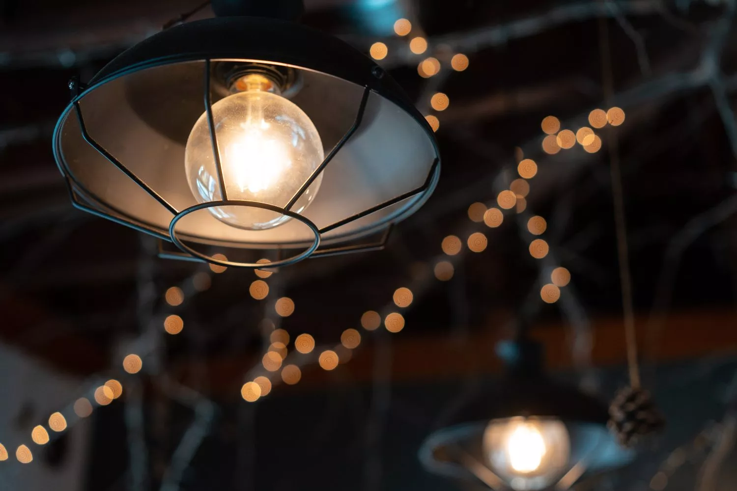 Una bombilla emite luz / FREEPIK - teksomolika