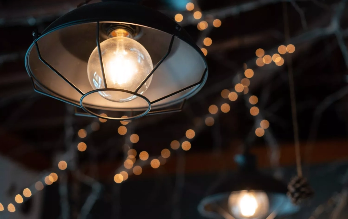 Una bombilla emite luz / FREEPIK - teksomolika Una bombilla emite luz / FREEPIK - teksomolika
