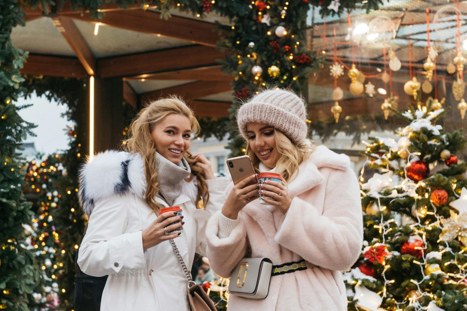 Dos chicas en Navidad / PEXELS