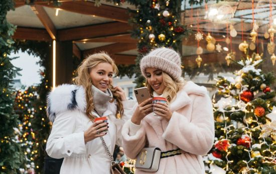 Dos chicas en Navidad / PEXELS Dos chicas en Navidad / PEXELS