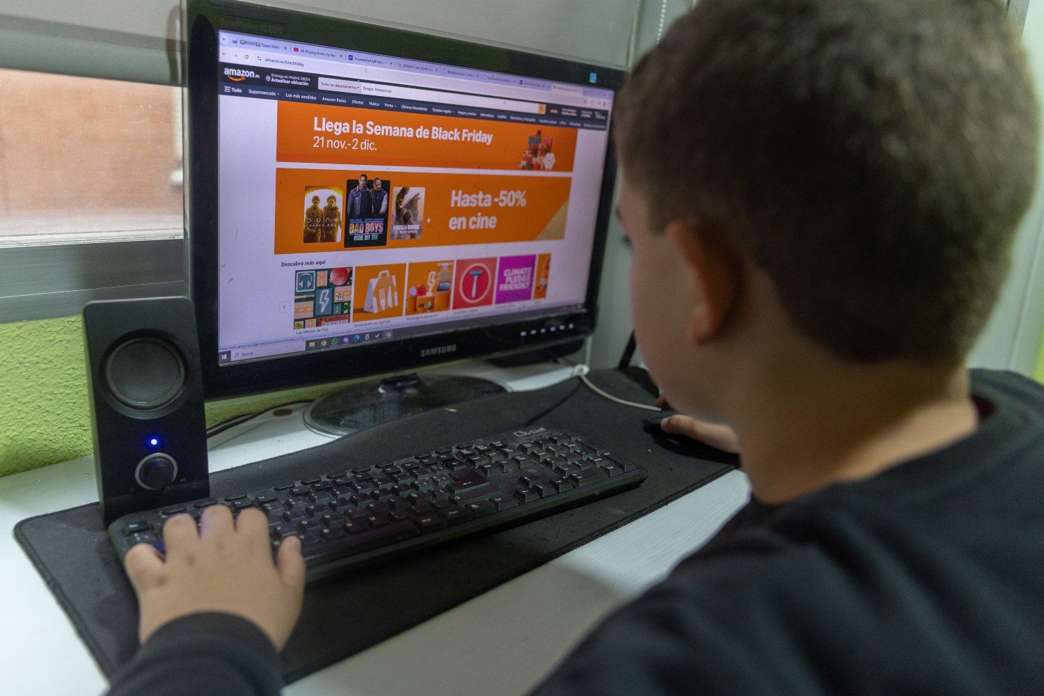 Un niño compra por internet en la semana del Black Friday   Eduardo Parra   EP