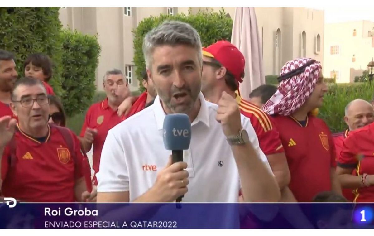 Un reportero con un polo de El Ganso / RTVE Un reportero con un polo de El Ganso / RTVE