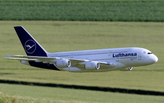 Un avión de Lufthansa sobrevuela unos campos / PEXELS Un avión de Lufthansa sobrevuela unos campos / PEXELS