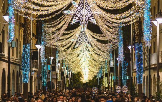 Una calle alumbrada llena de gente donde es fácil que te roben el móvil/ EuropaPress Una calle alumbrada llena de gente donde es fácil que te roben el móvil/ EuropaPress