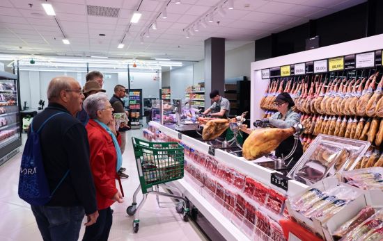 Personas comprando en un supermercado/ MERCADONA Personas comprando en un supermercado/ MERCADONA
