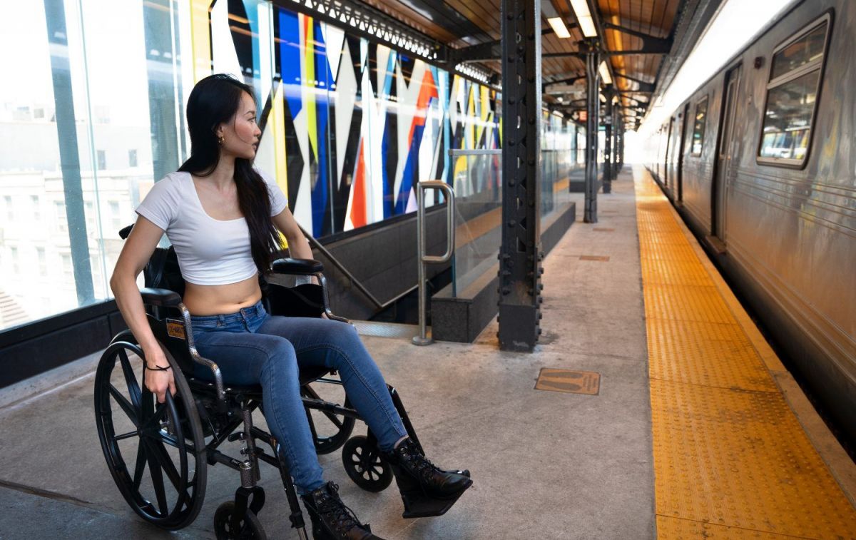 Una mujer espera el tren / FREEPIK Una mujer espera el tren / FREEPIK