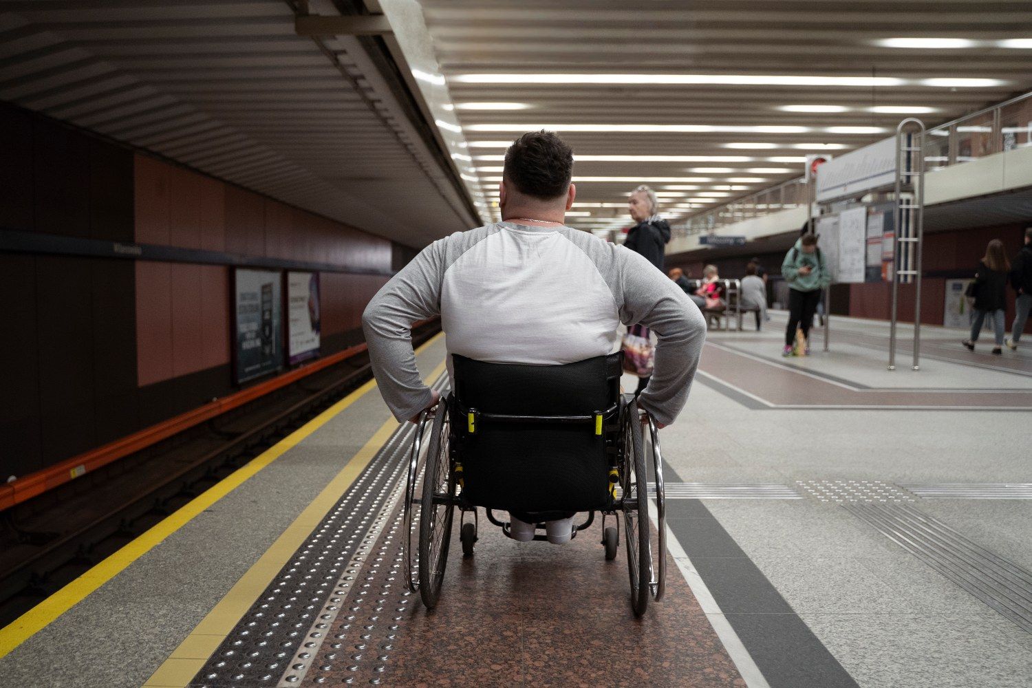 Una persona con discapacidad espera en una estación de Renfe adaptada que ha consultado previamente en Google Maps / FREEPIK Una persona con discapacidad espera en una estación de Renfe adaptada que ha consultado previamente en Google Maps / FREEPIK