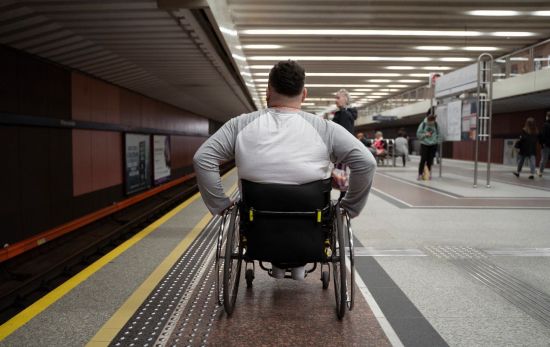 Una persona con discapacidad espera en una estación de Renfe adaptada que ha consultado previamente en Google Maps / FREEPIK Una persona con discapacidad espera en una estación de Renfe adaptada que ha consultado previamente en Google Maps / FREEPIK