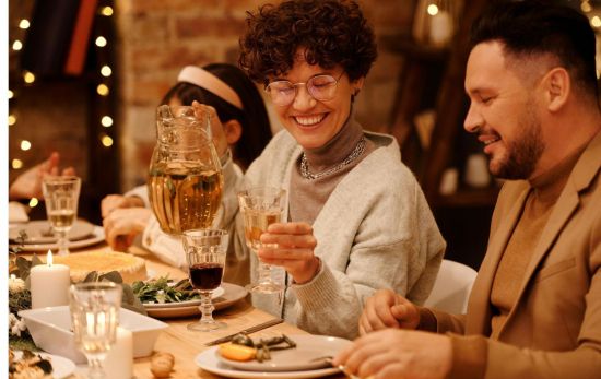 Unas personas reunidas en una cena de navidad/ PEXELS Unas personas reunidas en una cena de navidad/ PEXELS