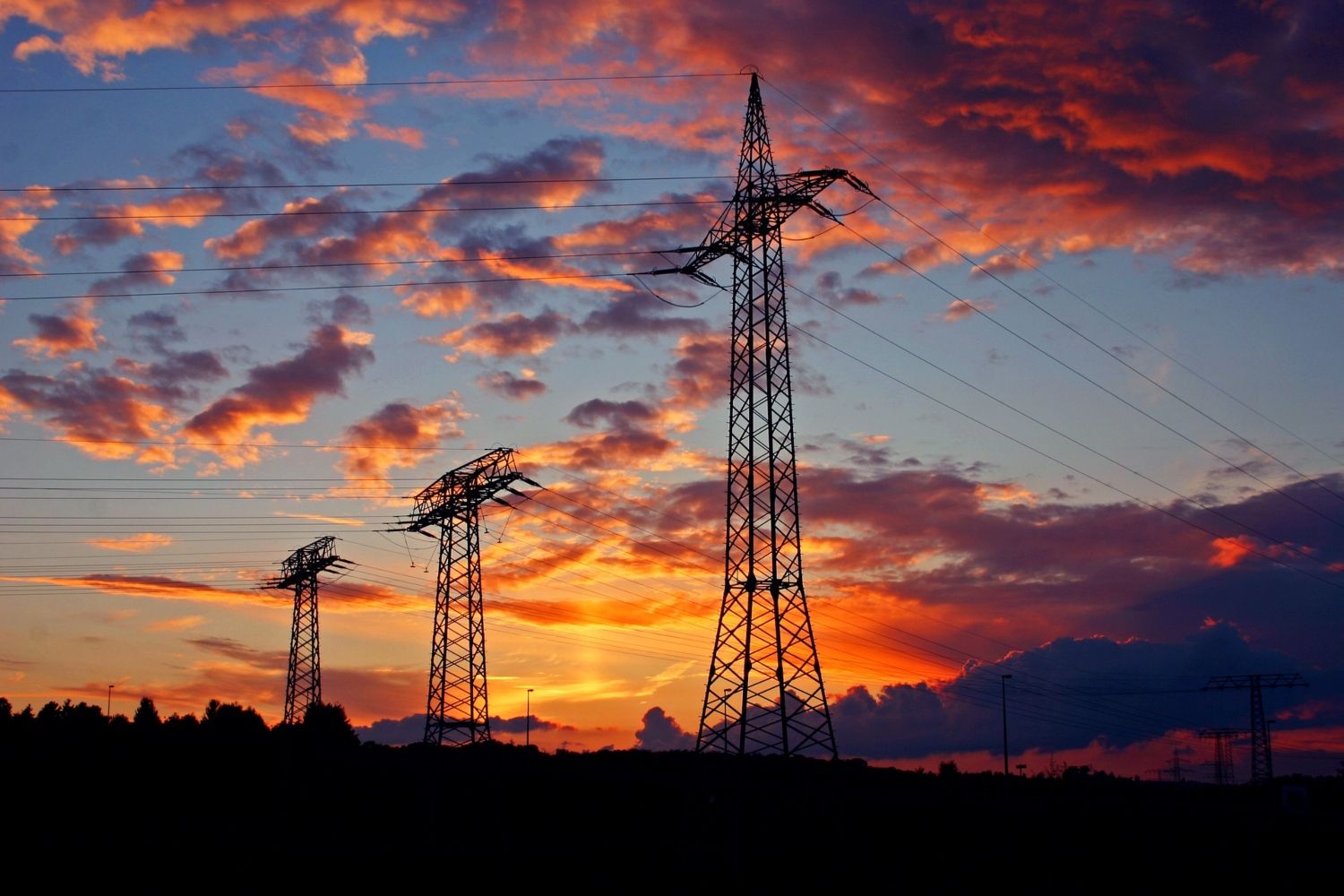Torres de tensión que transportan la demanda eléctrica hasta los hogares / PIXABAY
