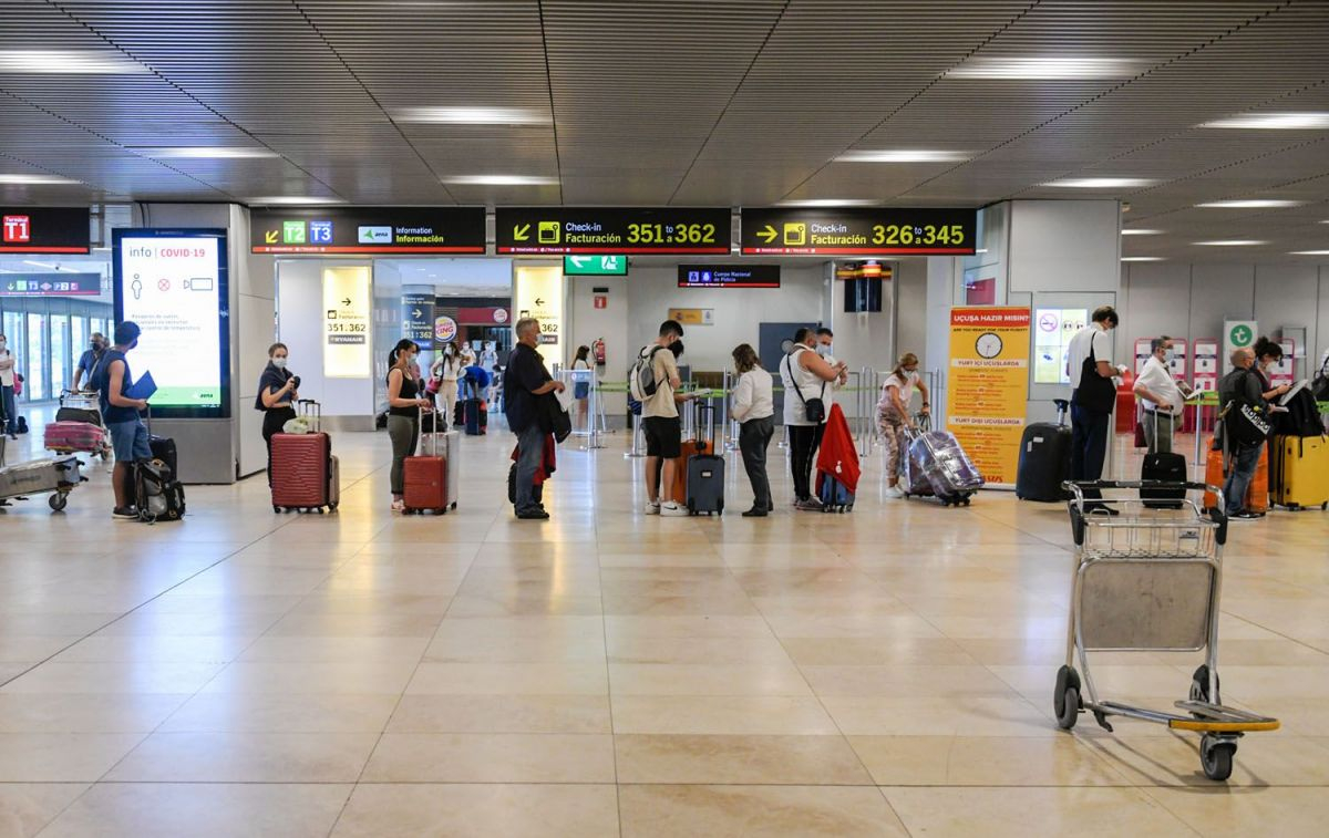 Turistas extranjeros y nacionales en el aeropuerto de Madrid / EP
