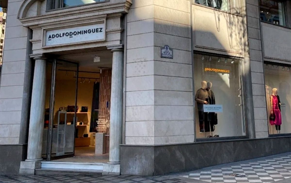 Una tienda de la firma / ADOLFO DOMÍNGUEZ Una tienda de la firma / ADOLFO DOMÍNGUEZ