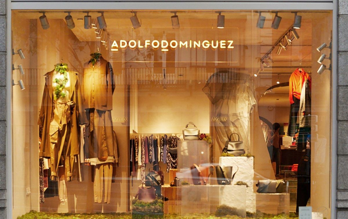 Un escaparate de la firma / X - ADOLFO DOMÍNGUEZ Un escaparate de la firma / X - ADOLFO DOMÍNGUEZ