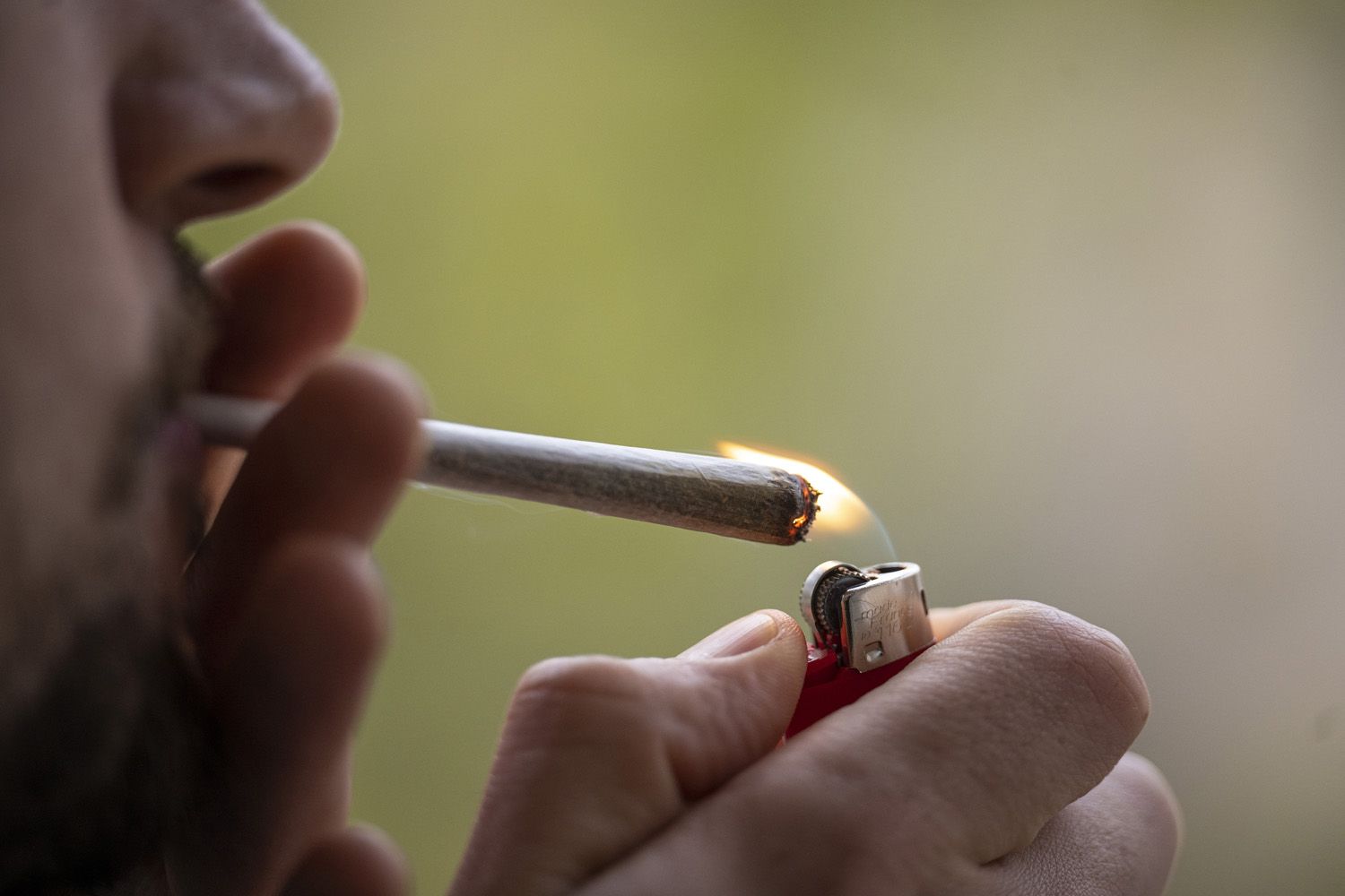 Una persona se enciende un cigarrillo que contiene tabaco y marihuana o hachís HANNES P ALBERT DPA