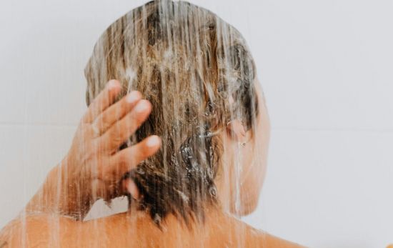Una mujer se da una ducha templada para regular la temperatura de su cuerpo/ PEXELS Una mujer se da una ducha templada para regular la temperatura de su cuerpo/ PEXELS