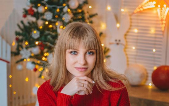 Una mujer en su salón con las luces decorando árbol y paredes de Navidad / PEXELS Una mujer en su salón con las luces decorando árbol y paredes de Navidad / PEXELS
