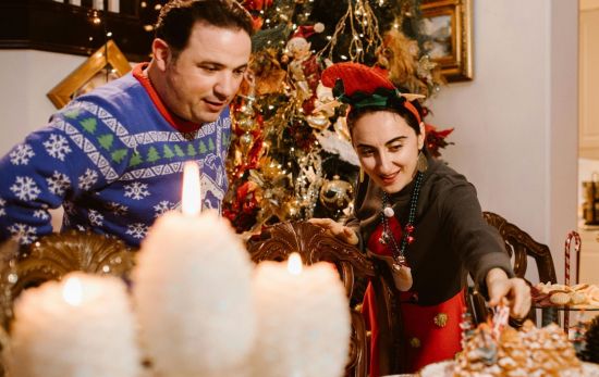 Dos personas montan la mesa con ilusión en su hogar en Navidad/ PEXELS Dos personas montan la mesa con ilusión en su hogar en Navidad/ PEXELS
