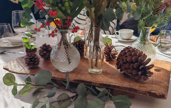 Propuesta de mesa navideña del Jardín de Arzábal, sencilla y vistosa con elementos naturales/ Rocío Antón Propuesta de mesa navideña del Jardín de Arzábal, sencilla y vistosa con elementos naturales/ Rocío Antón