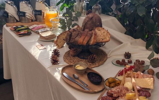 Una mesa decorada con madera y piñas aporta un toque muy navideño con pocos elementos/ Rocío Antón Una mesa decorada con madera y piñas aporta un toque muy navideño con pocos elementos/ Rocío Antón