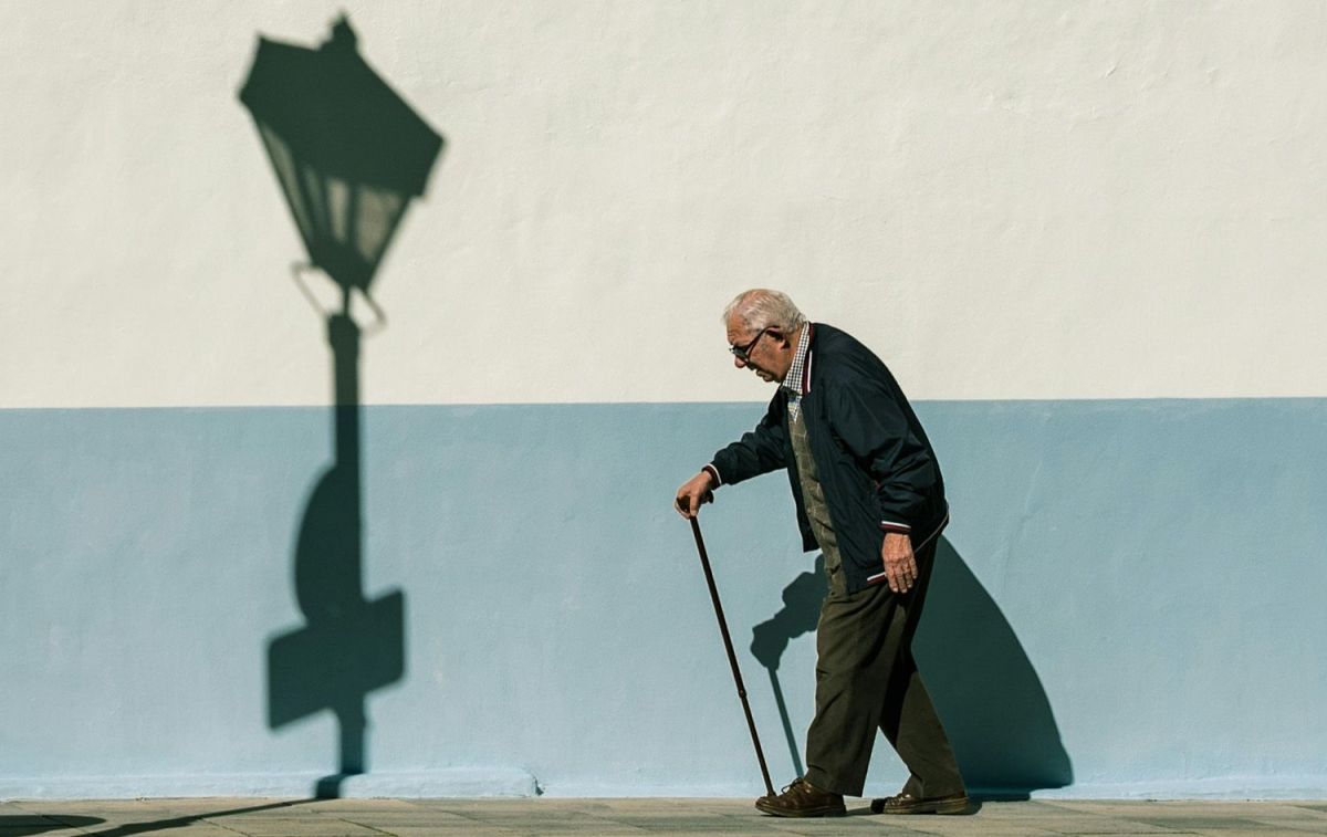 Un anciano camina por la calle / PEXELS Un anciano camina por la calle / PEXELS