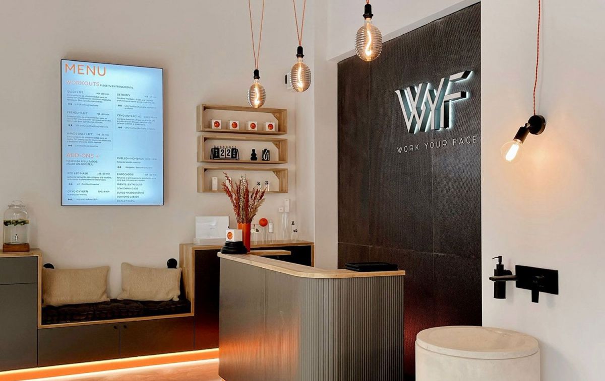 La entrada del local de Barcelona, donde se rellena el formulario y se escoge la sesión a realizar WYF La entrada del local de Barcelona, donde se rellena el formulario y se escoge la sesión a realizar WYF