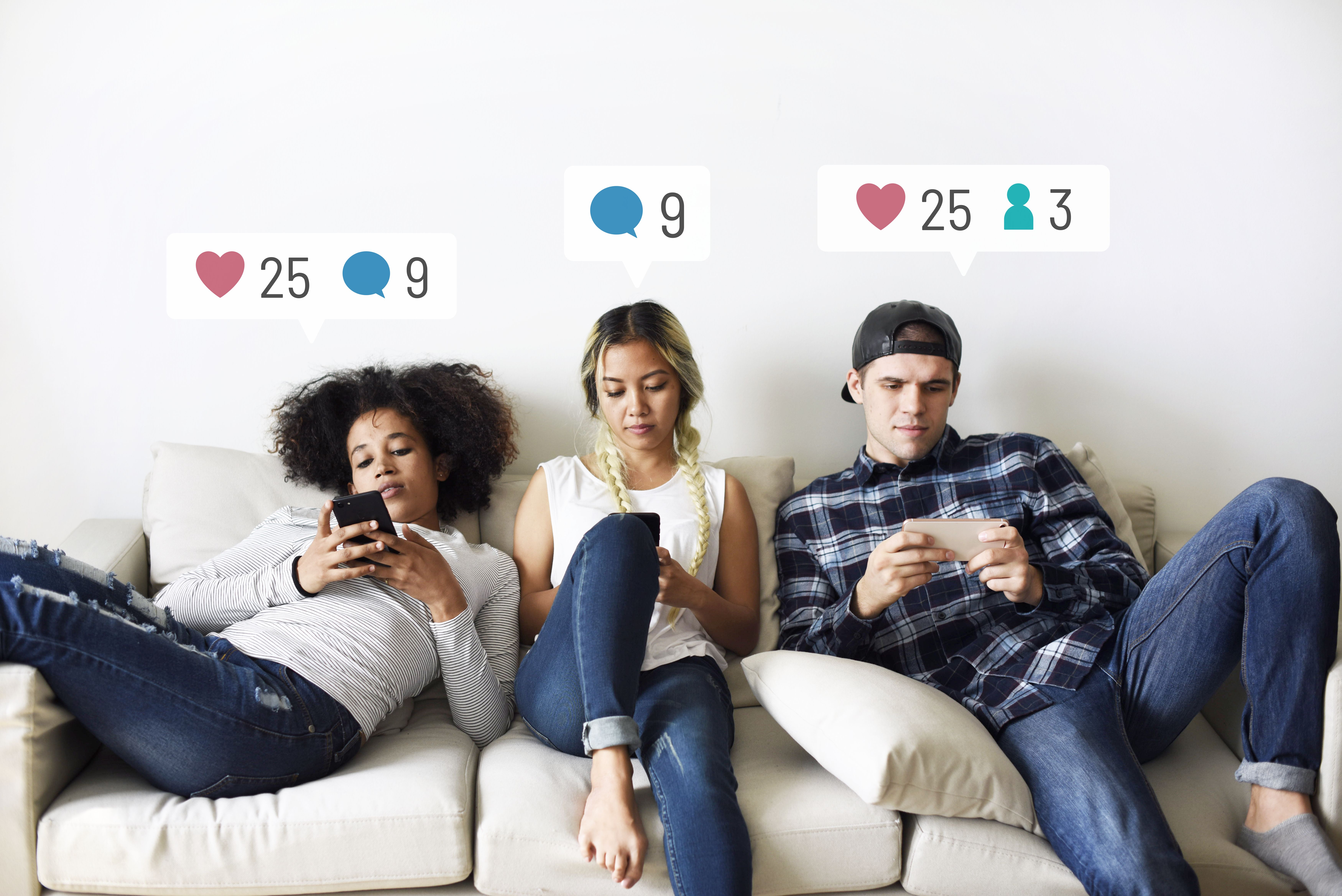 Tres jóvenes que miran las redes sociales / FREEPIK