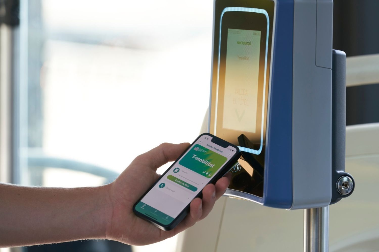 Una usuaria utiliza la T-mobilitat en su teléfono móvil / EP