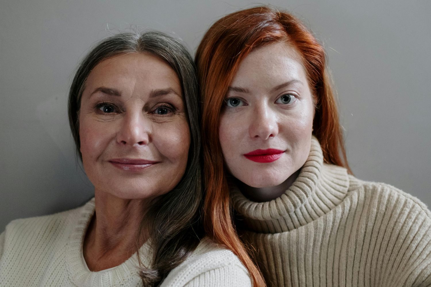 Dos mujeres que han empezado a llevar una alimentación para frenar sus canas sin éxito/ PEXELS
