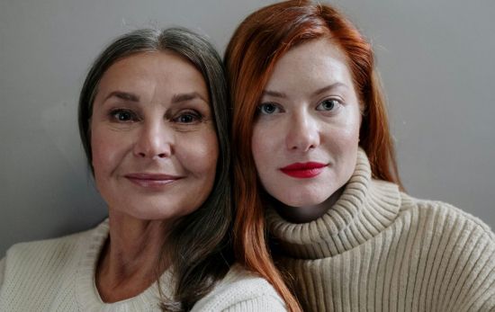Dos mujeres que han empezado a llevar una alimentación para frenar sus canas sin éxito/ PEXELS Dos mujeres que han empezado a llevar una alimentación para frenar sus canas sin éxito/ PEXELS