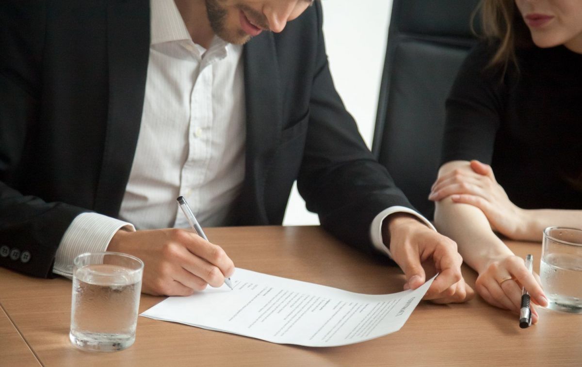 Una persona registra un contrato de alquiler de un piso / FREEPIK - yanalya Una persona registra un contrato de alquiler de un piso / FREEPIK - yanalya