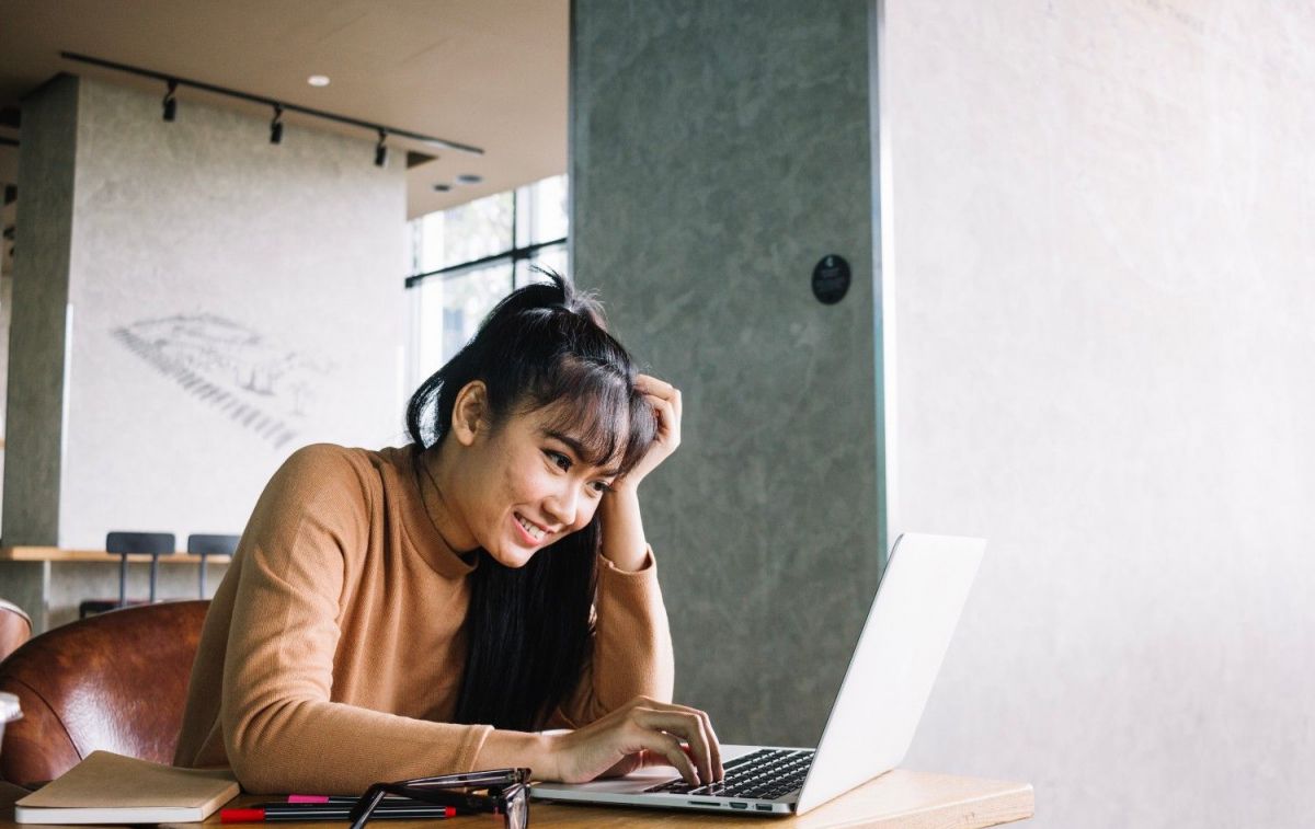 Una mujer hace una compra online / FREEPIK Una mujer hace una compra online / FREEPIK