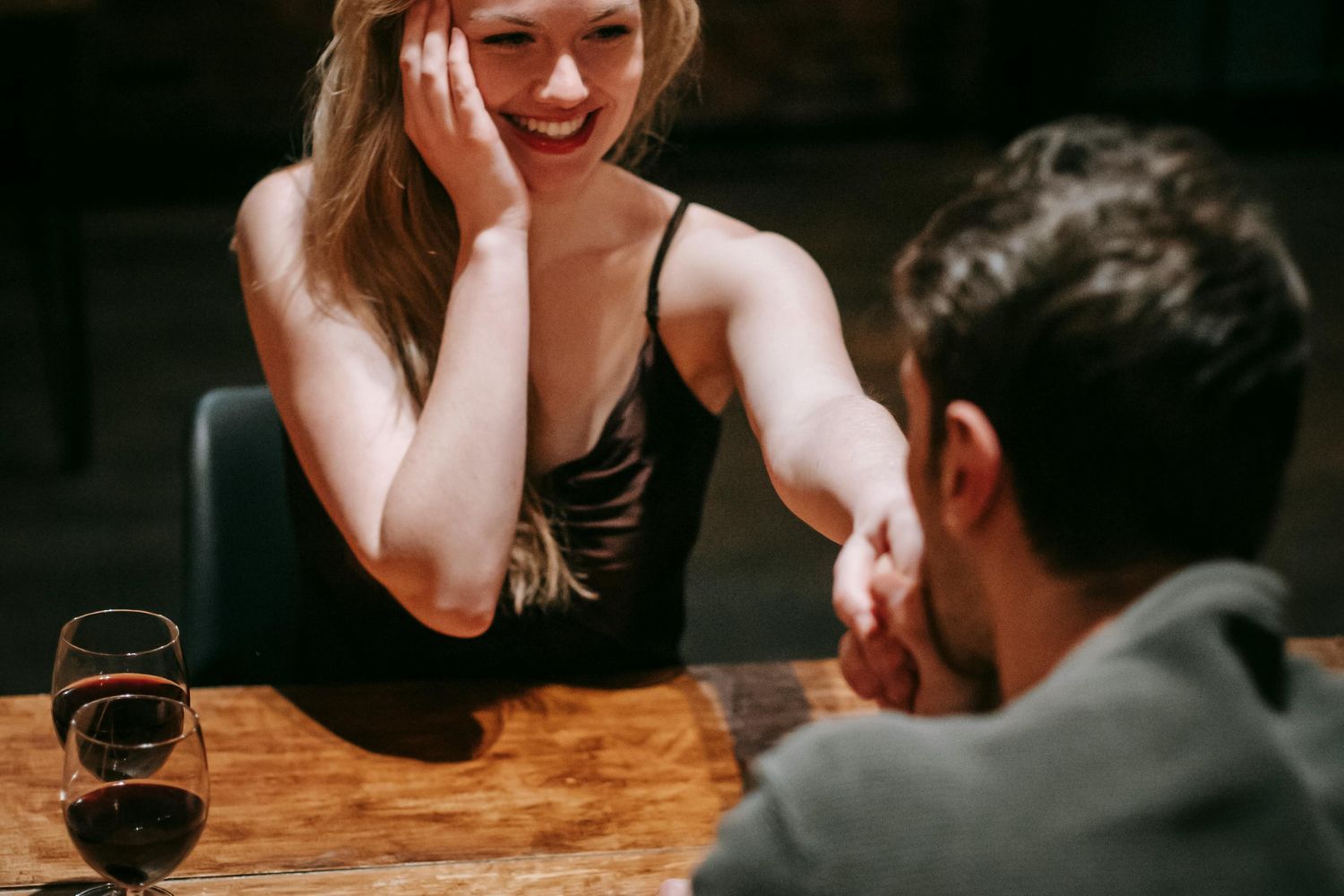 Um casal num encontro depois de se conhecerem no Tidner / PEXELS