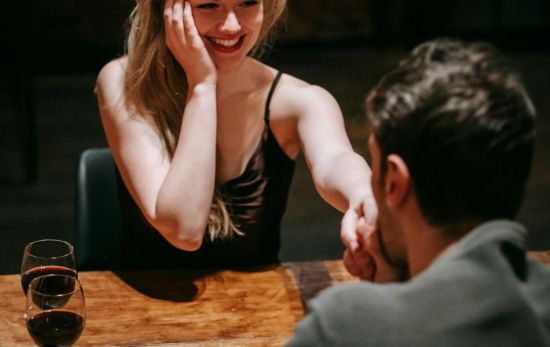 Una pareja en una cita después de conocerse en Tidner / PEXELS Una pareja en una cita después de conocerse en Tidner / PEXELS