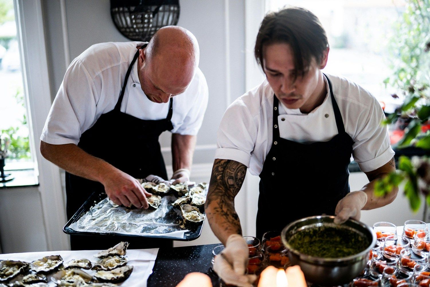 Dos chefs trabajando en una cocina emulando los trucos del chef José Andrés / PEXELS