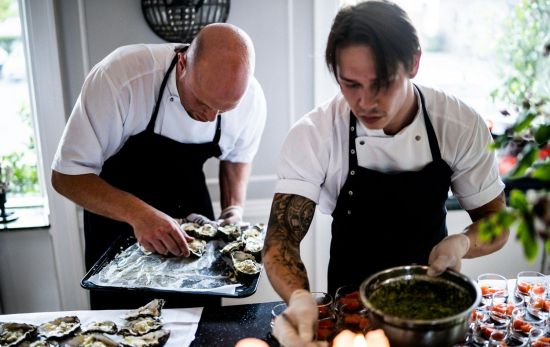 Dos chefs trabajando en una cocina emulando los trucos del chef José Andrés / PEXELS Dos chefs trabajando en una cocina emulando los trucos del chef José Andrés / PEXELS