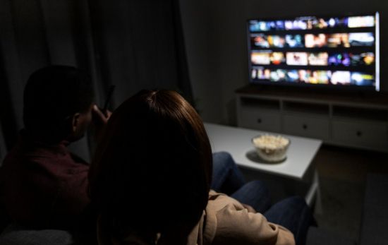 Una pareja se dispone a ver una película por San Valentín / FREEPIK Una pareja se dispone a ver una película por San Valentín / FREEPIK