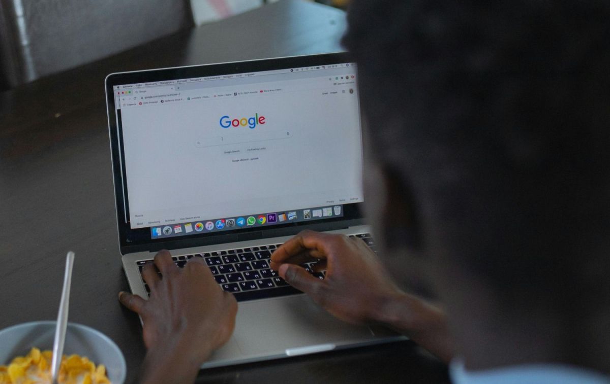 Una persona utiliza Google en su ordenador / PEXELS Una persona utiliza Google en su ordenador / PEXELS