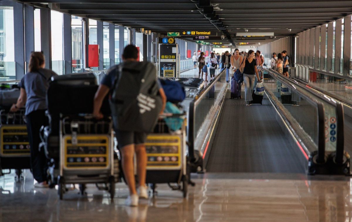 Varios viajeros de camino a sus destinos en la terminal 4 del Aeropuerto Adolfo Suárez Madrid-Barajas / EUROPA PRESS - ALEJANDRO FERNÁNDEZ Varios viajeros de camino a sus destinos en la terminal 4 del Aeropuerto Adolfo Suárez Madrid-Barajas / EUROPA PRESS - ALEJANDRO FERNÁNDEZ