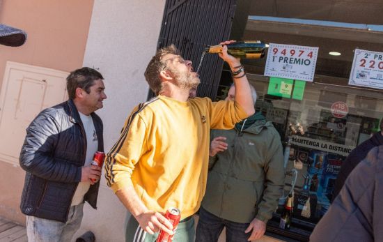 Agraciados con el ‘Primer Premio’ del Sorteo Extraordinario de El Niño 2024  / EUROPA PRESS - VÍCTOR FERNÁNDEZ